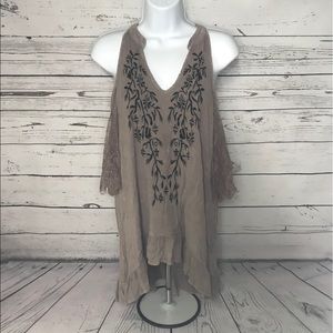 GIMMICKS COLD SHOULDER TOP